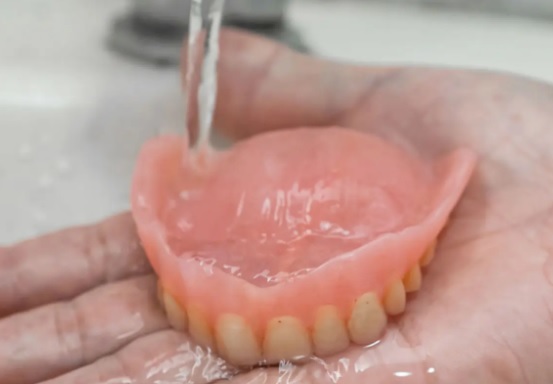 Czy protezy zębowe należy wyjmować na noc?