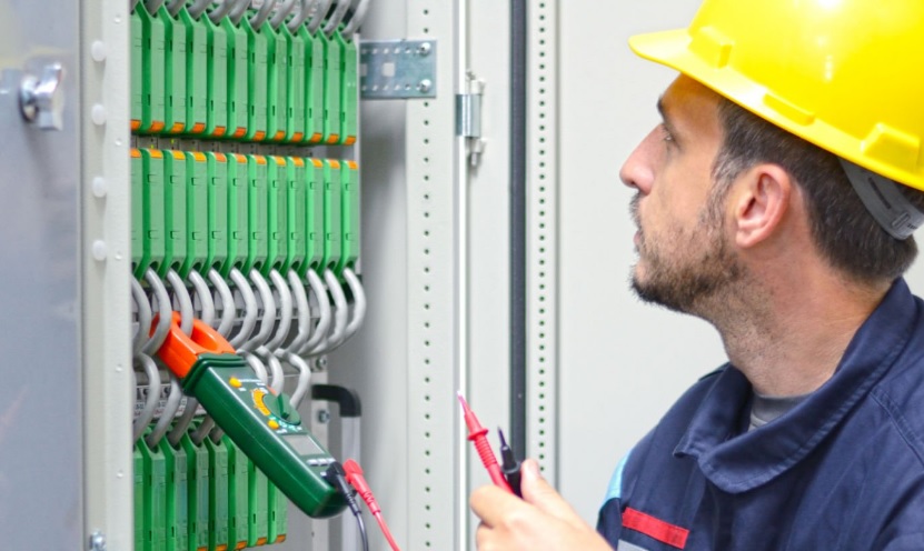 Jakie korzyści dla mieszkańców Rzeszowa niesie dalsza rozbudowa sieci światłowodowej?