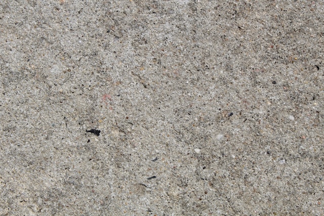 Czy dostępność ekipy i terminy wykonania mogą podnieść cenę posadzek betonowych?