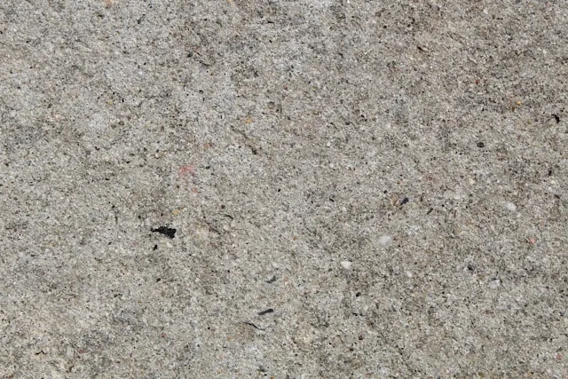 Czy dostępność ekipy i terminy wykonania mogą podnieść cenę posadzek betonowych?