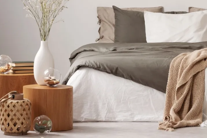 Jak dobrać łóżka do sypialni o niestandardowym układzie?