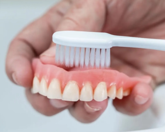Jak dbać o higienę protez zębowych na co dzień?
