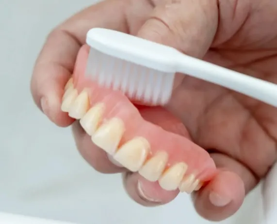 Czy zwykła pasta do zębów nadaje się do czyszczenia protez dentystycznych?